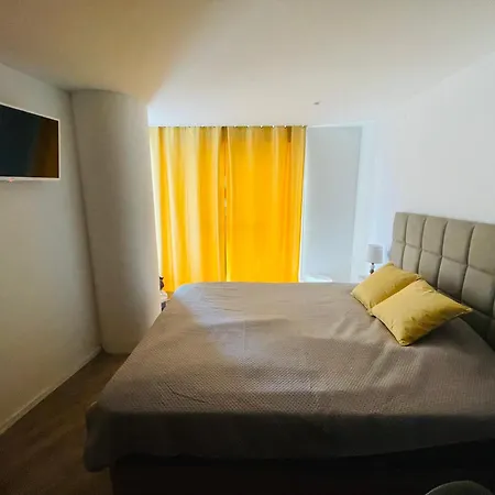 Center Marina View Yellow